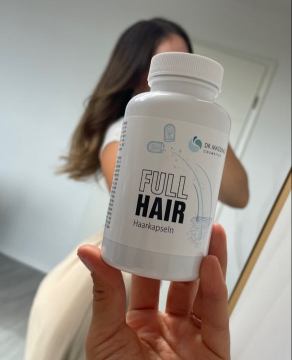 Kundin zeigt FullHair Haarkapseln