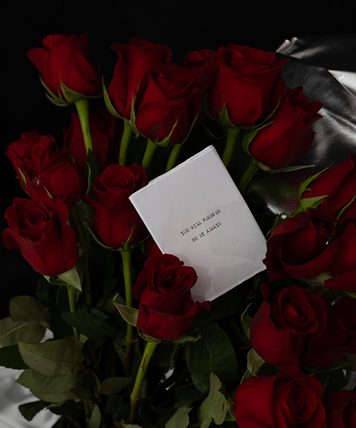 Liebesbrief in Strauß Rosen