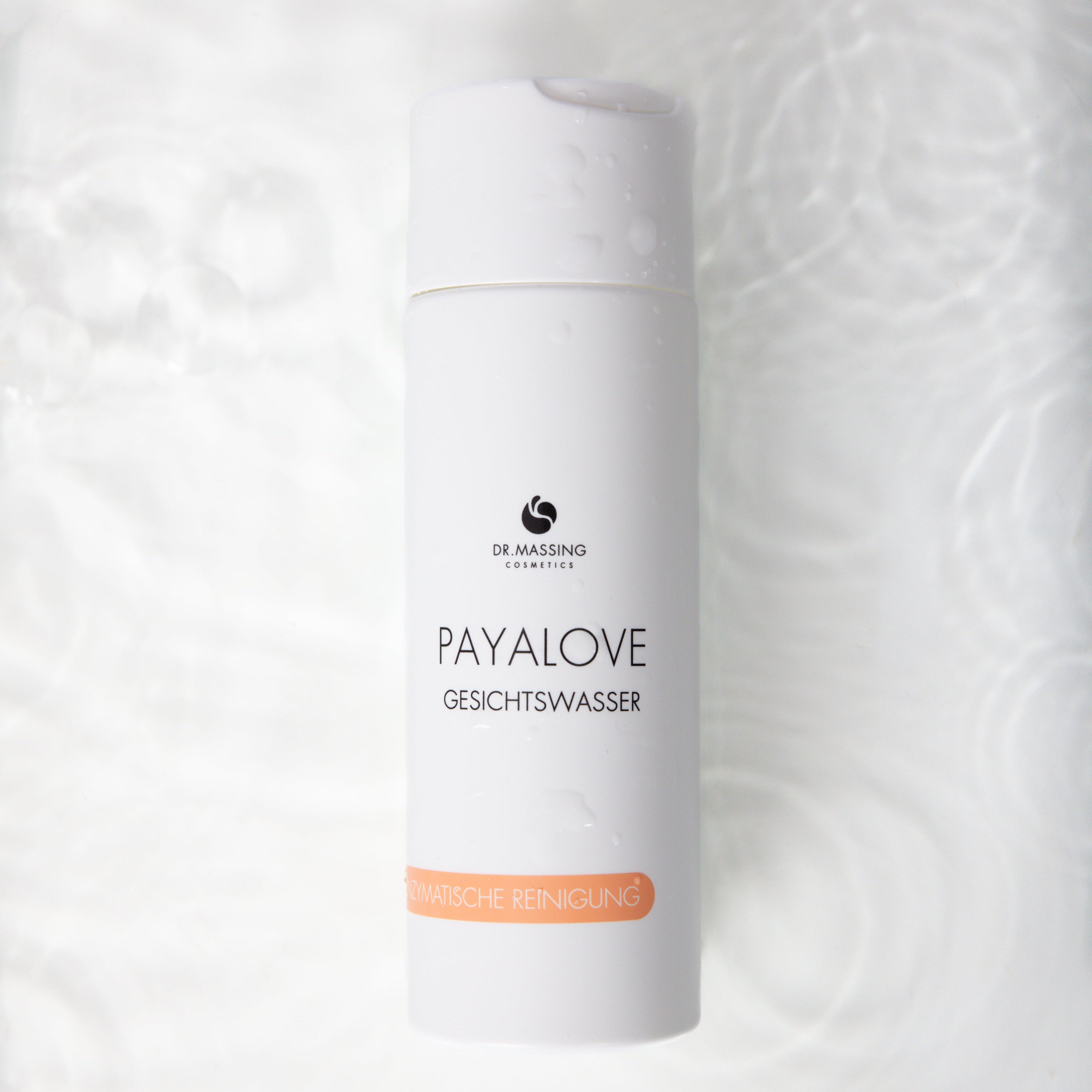 Payalove Gesichtswasser mit Wasser im Hintergrund