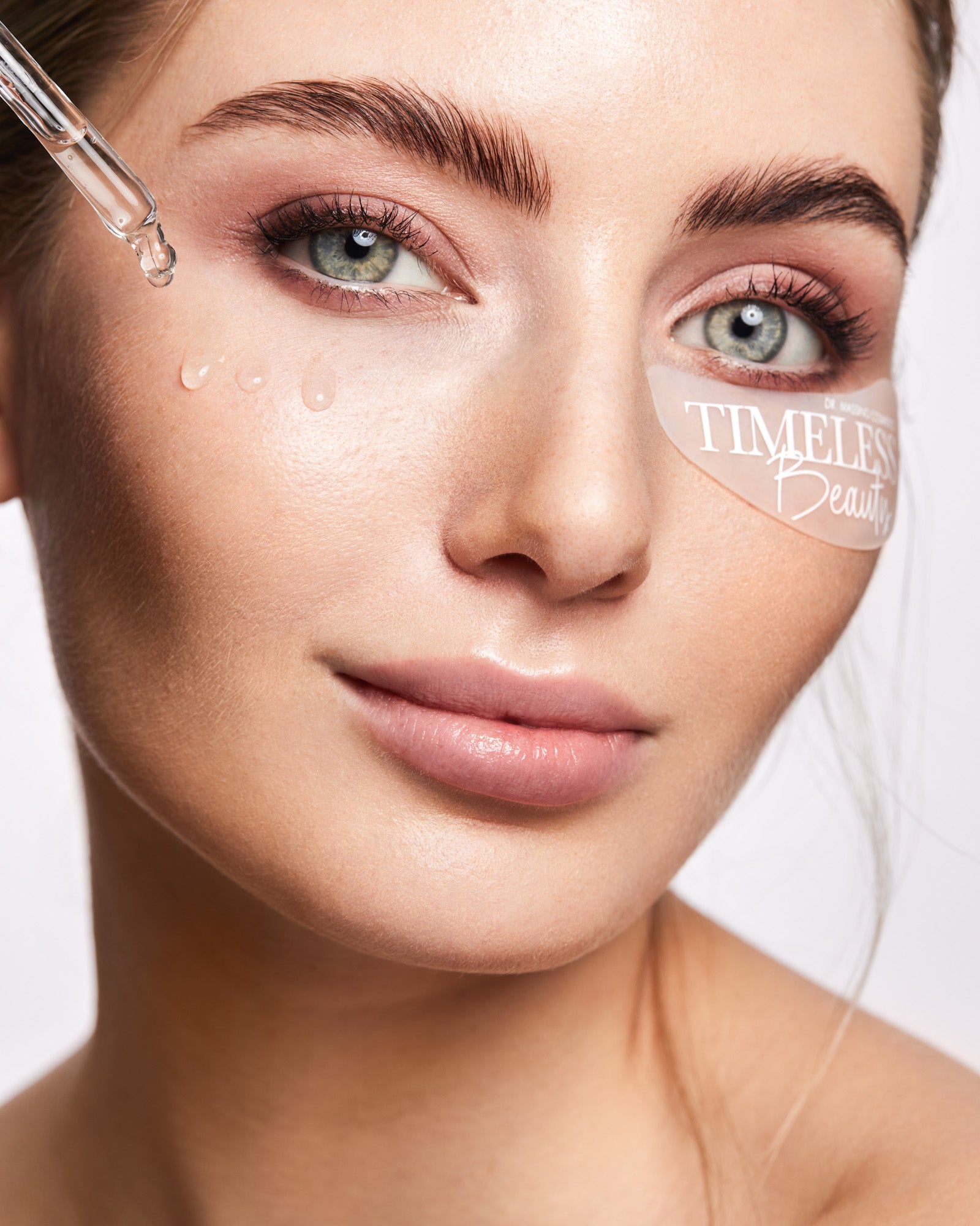 Anwendung Dr. Massing Wiederverwendbare Augenpads Timeless Beauty Pipette Hyaluronserum