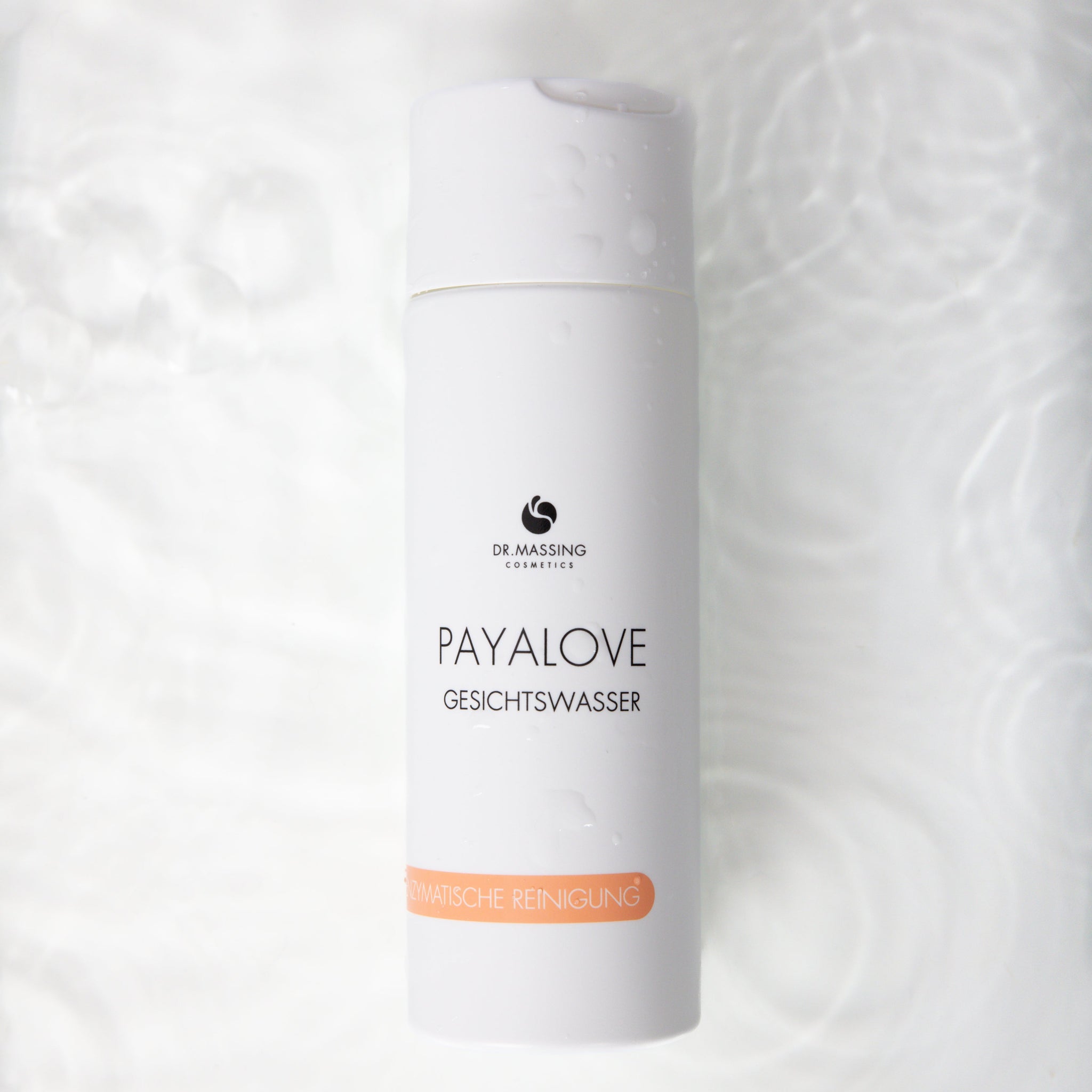 Payalove Gesichtswasser mit Wasser im Hintergrund