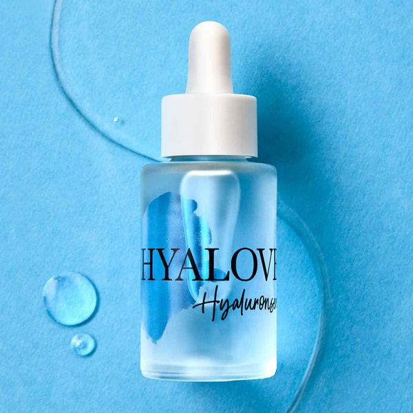 Dr. Massing Hyalove Hyaluronserum 6 fach Hyaluronserum Anti Aging Hyaluron Serum Detailansicht Glasflasche auf blauem Hintergrund Textur Flüssigkeit Pipette