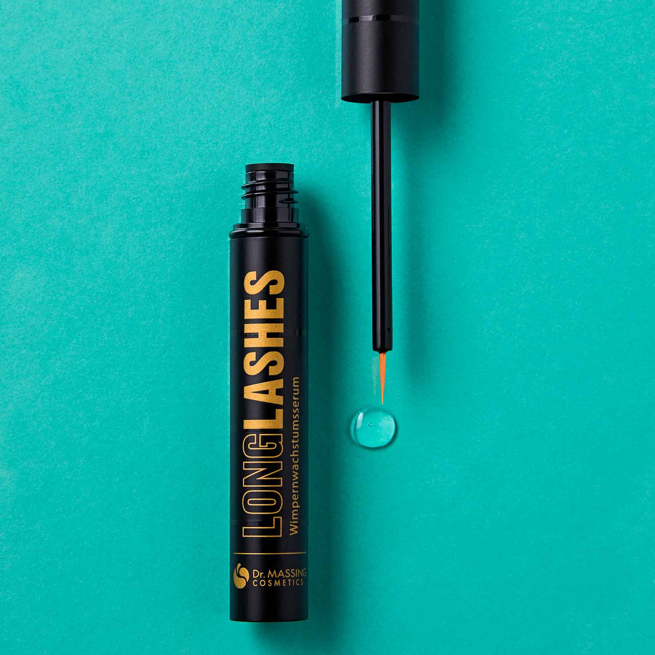Dr. Massing LongLashes Wimpernserum Serum für lange Wimpern Detailansicht Fläschchen mit Pinsel auf petrolfarbigen Hintergrund